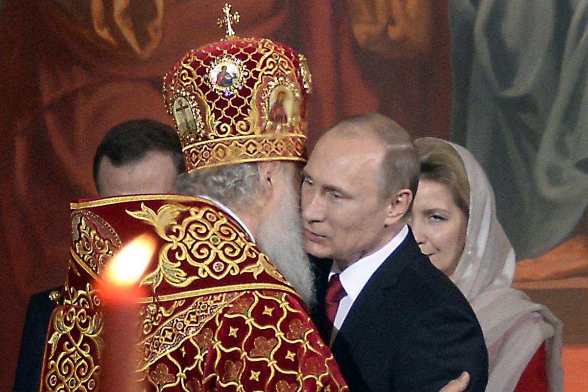 Patriarkka Kirill ja presidentti Vladimir Putin osallistuivat ortodoksiseen pääsiäsjumalanpalvelukseen huhtikuussa 2014. Yhteinen ilonaihe oli tuona keväänä Krimin miehitys. Kuva: Alexander Nemenov / AFP / Lehtikuva