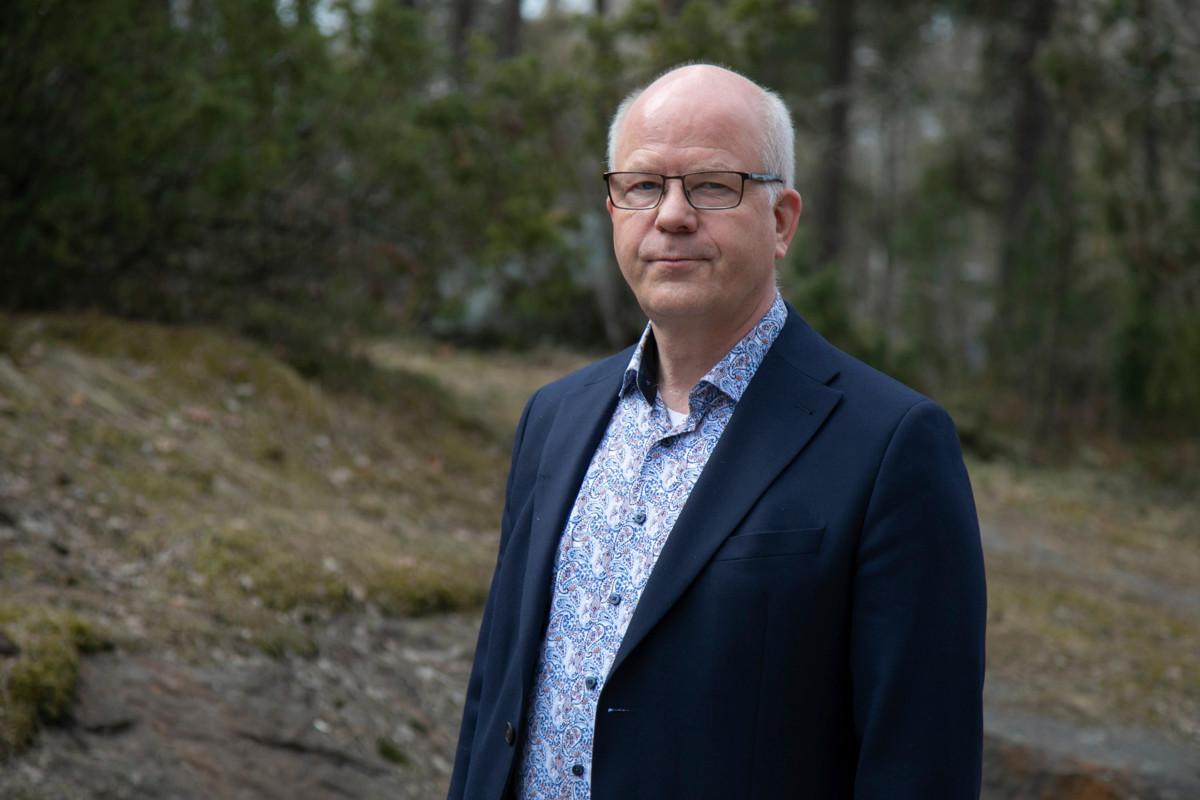 Kirkkoneuvos Kimmo Kääriäisen mukaan ihmisarvo, lähimmäisenrakkaus, toisen huomioon ottaminen, yhteiskuntien avoimuus ja totuuden arvostaminen ovat nyt Venäjän ortodoksisessa kirkossa taka-alalla. Sen sijaan kirkko puolustaa sotaa. Kuva: Aarne Ormio / Kirkon viestintä