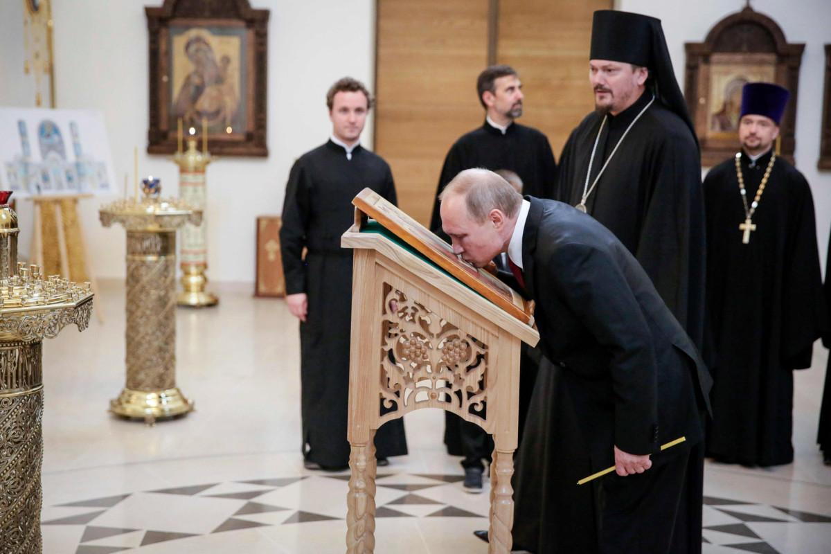Vladimir Putin suutelemassa ikonia. Putin kävi Moskovan patriarkaattiin kuuluvassa Pyhän kolminaisuuden kirkossa Pariisissa Ranskan-matkallaan vuonna 2017. Kuva: Thomas Padilla / AFP / Lehtikuva.