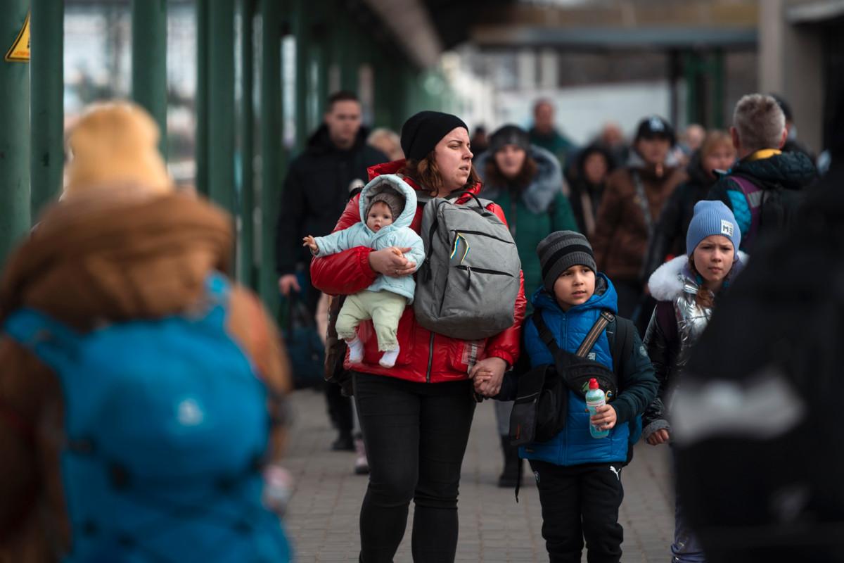 Nainen ja lapset saapuivat maaliskuun alussa junalla Chopin rautatieasemalle Länsi-Ukrainaan. Nainen kantoi sylissään nukkea. Noin 12 miljoonaa ukrainalaista on joutunut jättämään kotinsa Venäjän aloittaman sodan vuoksi.