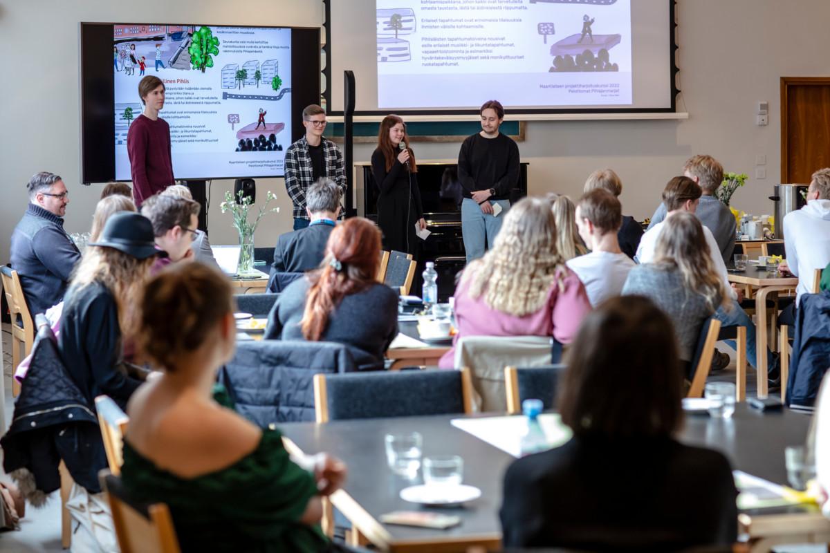 Maantieteen opiskelijat esittelivät tutkimustyönsä tuloksia Lauttasaaren kirkolla. Vuorossa Pihlajamäen kirkon toimintaan keskittynyt ryhmä.