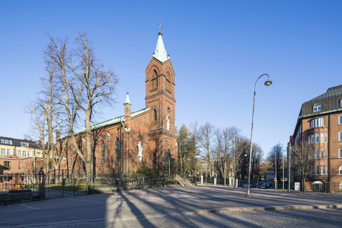 Rauhanrukous järjestetään Pyhän Henrikin katedraalin pihalla Tehtaankadun puolella. Katolinen katedraali on lähellä Venäjän suurlähetystöä.