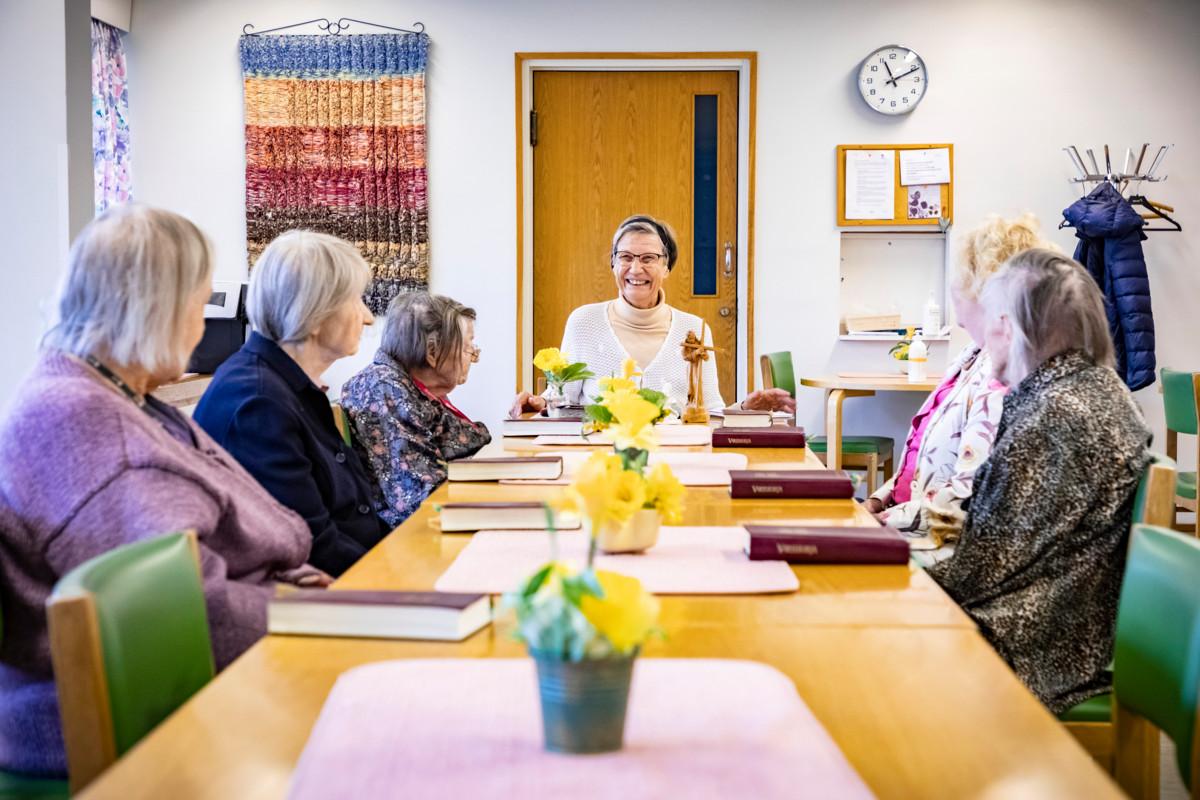  Silja Hämäläinen (vasemmalla), Helga Vehmas, Laina Tuominen, Pirkko Turunen (pöydän päässä), Marja-Leena Kaattari ja Katri Husu olivat koolla 3. toukokuuta.