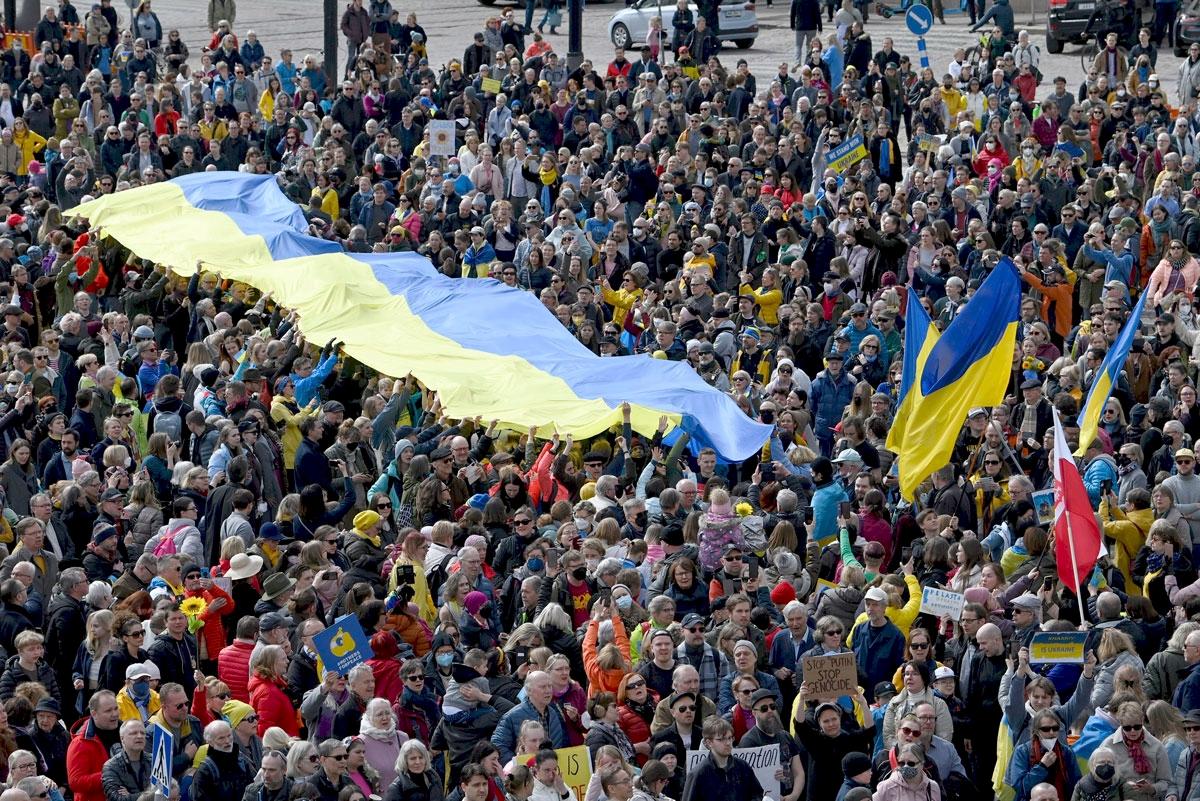 Helsingin tuomiokirkon portailla ja Senaatintorilla vietettiin ekumeenista rukoushetkeä Ukrainan ja maailman rauhan puolesta toisena pääsiäispäivänä 18. huhtikuuta 2022. Ihmiset kannattelivat tilaisuudessa jättisuurta Ukrainan lippua.