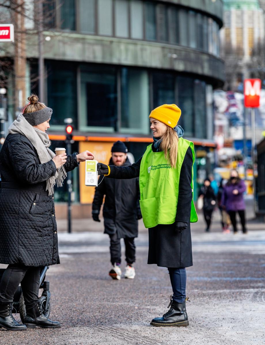 Ihmiset lahjoittivat maaliskuun alussa rahaa Kallion seurakunnan lipaskerääjän Rebekka Naatuksen lippaaseen. Helsingin seurakuntien lipaskeräykset, kolehdit ja tukikonsertit ovat tuoneet 120 000 euroa ukrainalaisten auttamiseen. Kuva: Ville Palonen