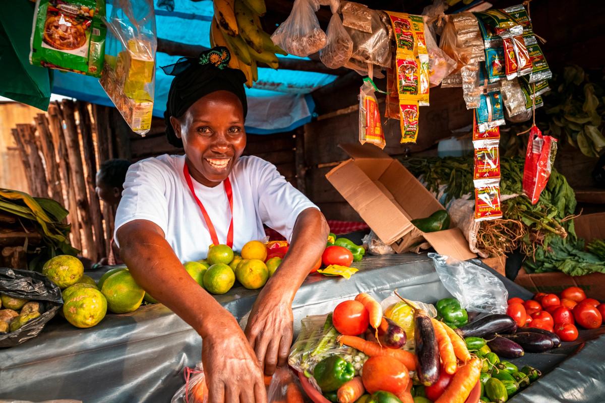 Ugandalainen Robinah Nakitende, 40, on perustanut Naisten Pankin tuella tuottoisan vihannes- ja hedelmäkaupan Ugandan pääkaupungin Kampalan Wakison slummialueelle. – Työ tarkoittaa minulle mielenrauhaa, kertoo neljän lapsen äiti.