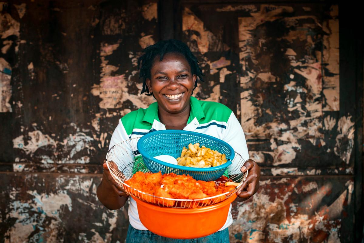 – Työ on tuonut minulle valtaa vaikuttaa elämääni, sanoo ugandalainen Amina Kagyia, 32. Hän on perustanut Naisten Pankin tuella oman katuravintolan Kamwengen slummialueelle Ugandan pääkaupunkiin Kampalaan.