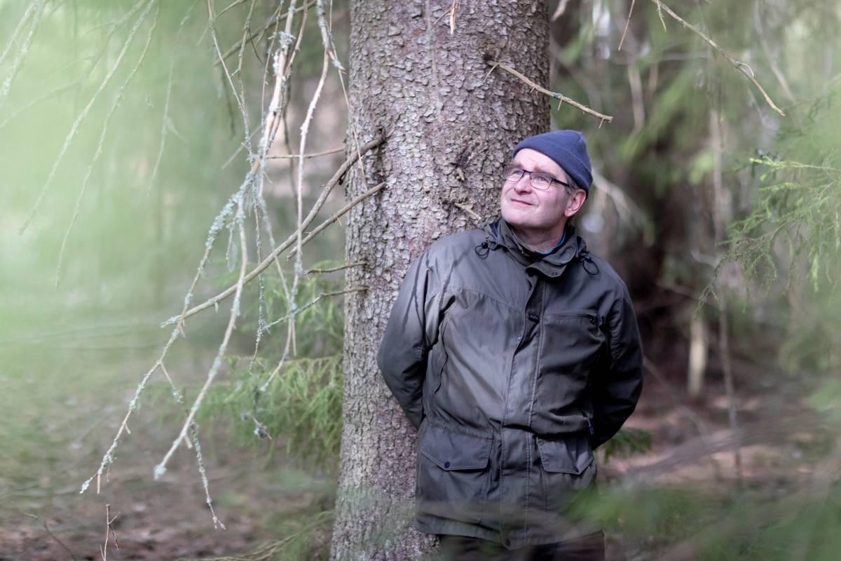 – Poluttomassa metsässä ei tiedä, mitä seuraavaksi eteen avautuu. Paljon samaa on rukoushiljaisuudessakin, sanoo Erkki Jokinen.