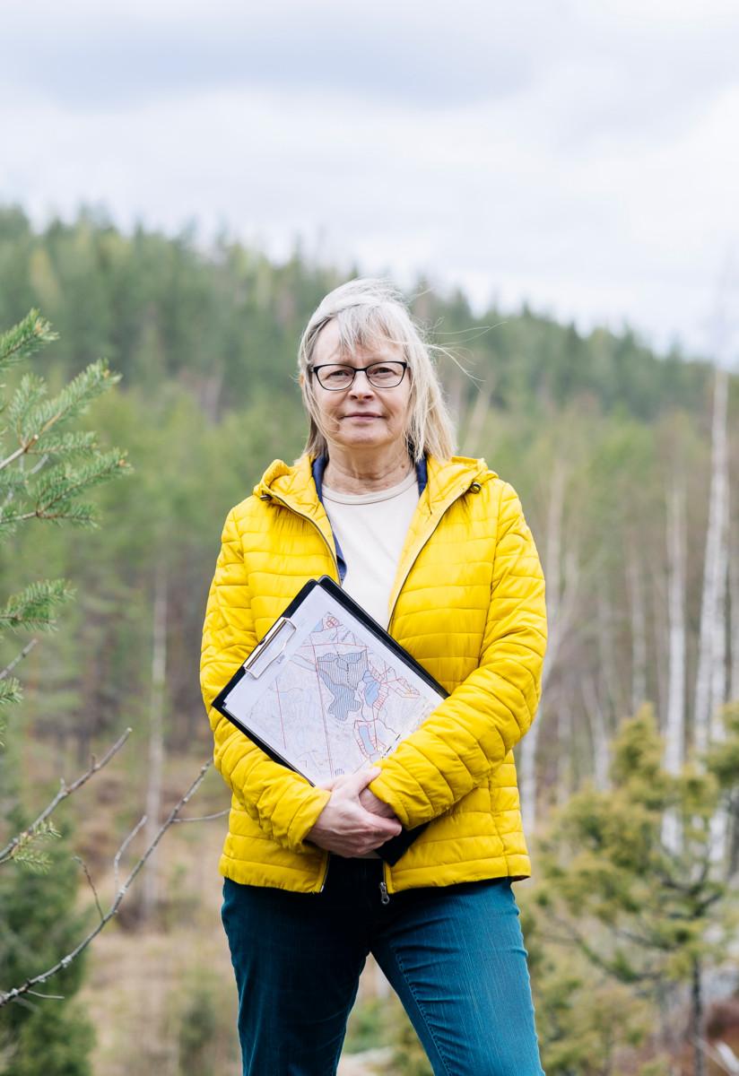 Helsingin seurakuntayhtymän ympäristömestari Päivi Kiviniemi on tyytyväinen metsäalueen suojelupäätöksestä. 