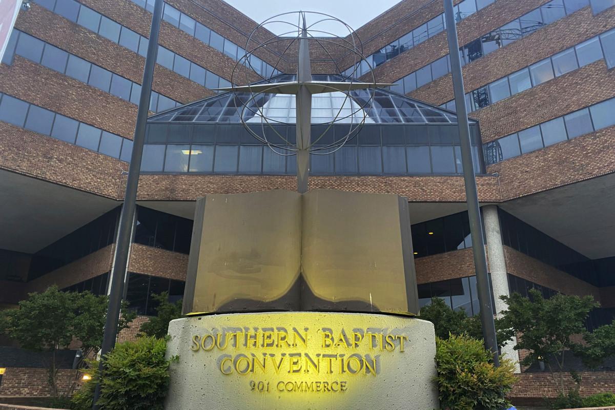 Eteläisen baptistikonvention päämajan ulkopuolella on veistos, jossa on risti ja Raamattu. Hyväksikäytön uhrit syyttävät kirkon johtoa siitä, että se hylkäsi omat periaatteensa. Kuva: Holly Meyer/AP/Lehtikuva.