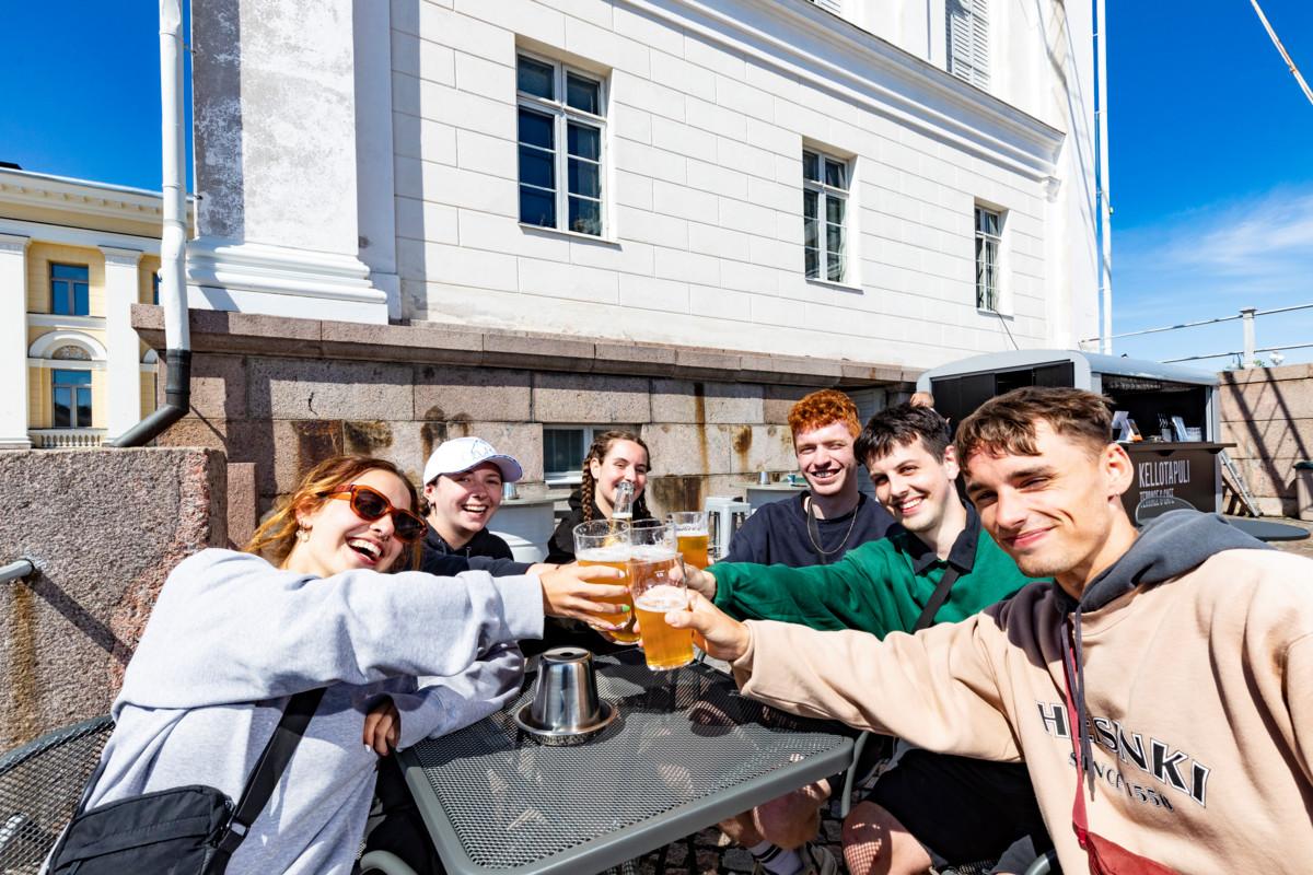 Irlantilaisseurue oli Tuomiokirkon kellotapulin kesäterassin ensimmäinen asiakas: vasemmalta Aoibheann O Gorman, Jennifer Hill, Becky Zeevy, Ciaran Whelband , Oisin McAuley ja Fiachra O Mahony.