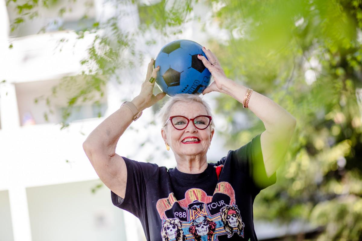 Kaarina Leinonen touhuaa riparilaisten kanssa kaikenlaista, potkii vaikka palloa.