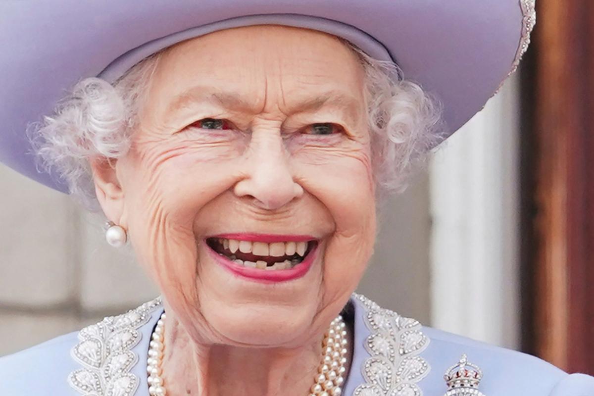96-vuotias kuningatar Elisabet II osallistui platinajuhlallisuuksiinsa torstaina 2. kesäkuuta. Perjantain juhlajumalanpalveluksesta tapahtumien rasittama kuningatar jää ”vastahakoisesti pois”.