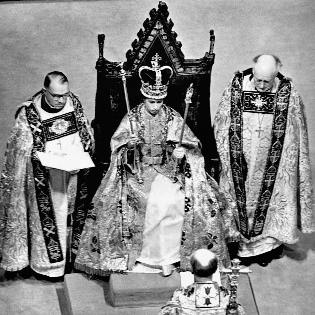 Elisabetista tuli käytännössä hallitsija hänen isänsä Yrjö V:n kuoltua vuonna 1952. Kruunajaisia vietettiin seuraavana vuonna Westminster Abbeyssa.