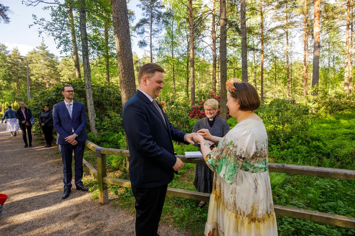 – Jännitimme koko päivän, millainen sää on tulossa. Loppujen lopuksi saimme huikean sään ja huikean tilaisuuden, Kati Hiltunen sanoo. Kuvassa: Timo Ylifrantti (vas.), sulhanen Tuomas Laasanen, vs. kirkkoherra Mari Mattsson ja morsian Kati Hiltunen. 