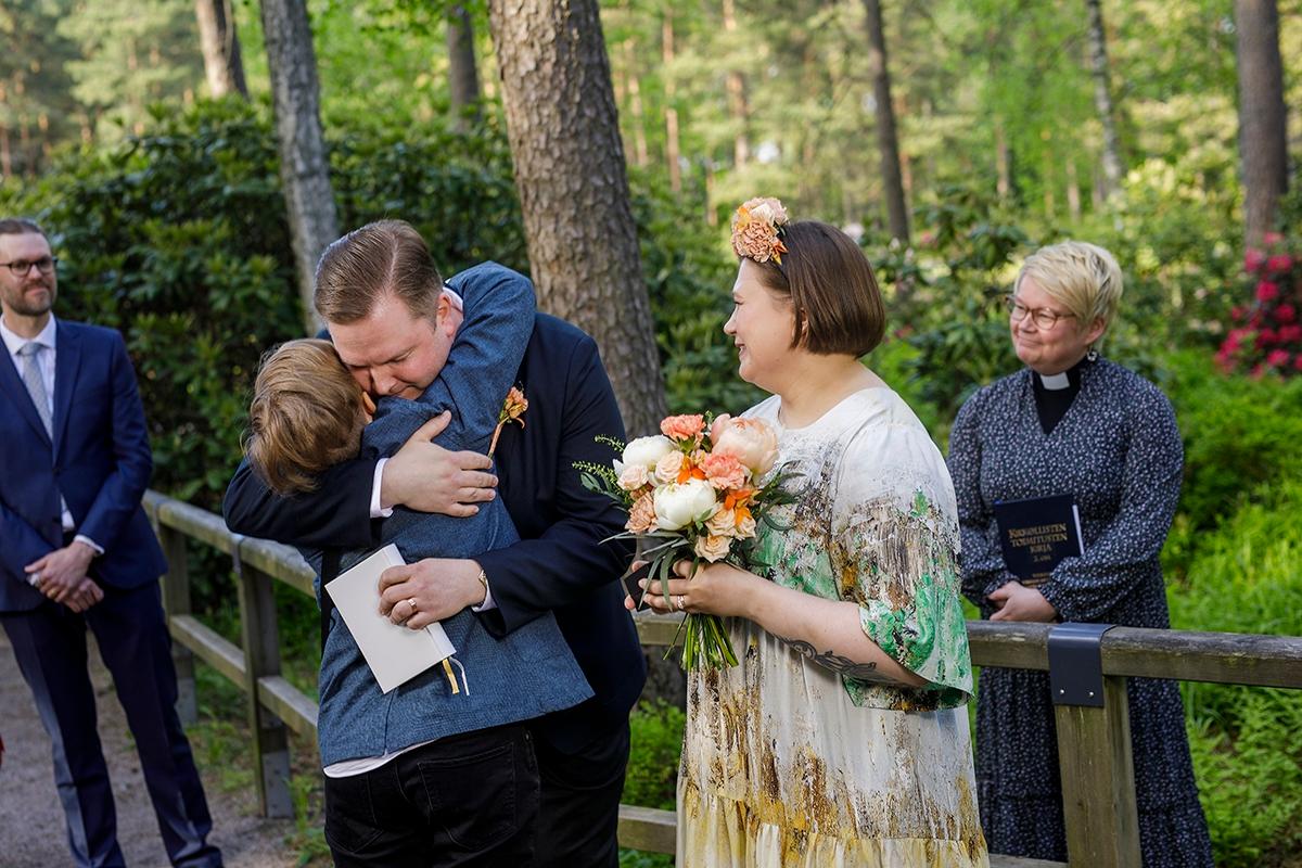 – Esteettömyystodistus, skumppa ja sormukset. Tein eilen kännykkään listan siitä, mitä täällä piti olla mukana, Tuomas Laasanen kertoo. Kuvassa: Timo Ylifrantti (vas.), Altti Laasanen, sulhanen Tuomas Laasanen, morsian Kati Hiltunen ja vs. kirkkoherra Mari Mattsson.