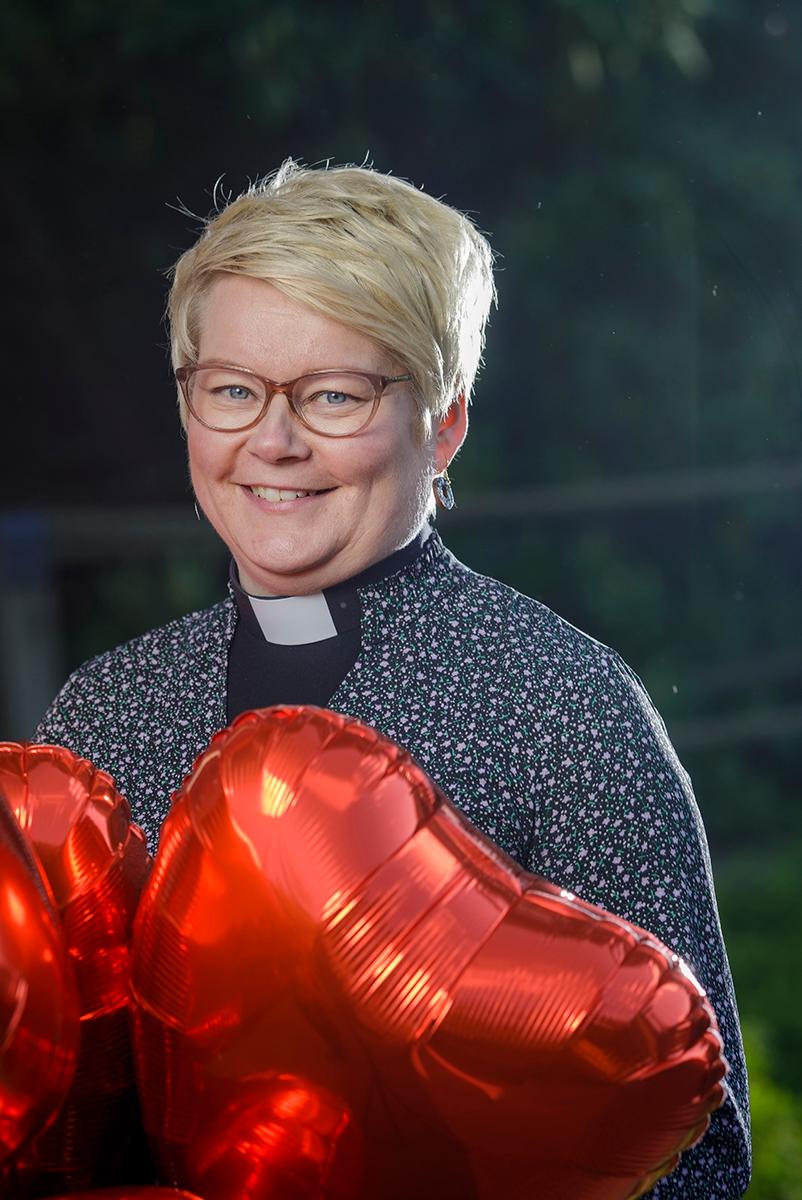 – On hurjan iso lahja, että pappina saa jakaa kauniin hetken, jonka vihkipari muistaa aina, Haagan seurakunnan vs. kirkkoherra Mari Mattsson sanoo.