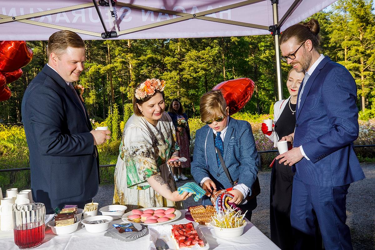 Haagan seurakunta lahjoitti hääpareille käsinneulotut vihkilapaset. Seurakunta tarjosi vihkiparille ja vieraille myös kakkukahvit. Kuvassa: sulhanen Tuomas Laasanen (vas.), morsian Kati Hiltunen, Altti Laasanen, Emilia Tonteri ja Timo Ylifrantti. 