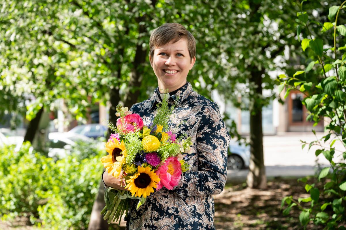 Tiia Valve-Tuovinen valittiin sunnuntaina Pakilan kirkkoherraksi. Kukkia on sen jälkeen riittänyt.
