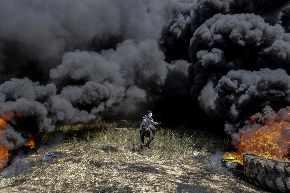 Gazalaiset mielenosoittajat protestoivat Israelia vastaan vuonna 2018 polttamalla autonrenkaita Israelin ja Gazan välisellä rajavyöhykkeellä. Kuva: DPA / Lehtikuva / Mohammed Talatene.