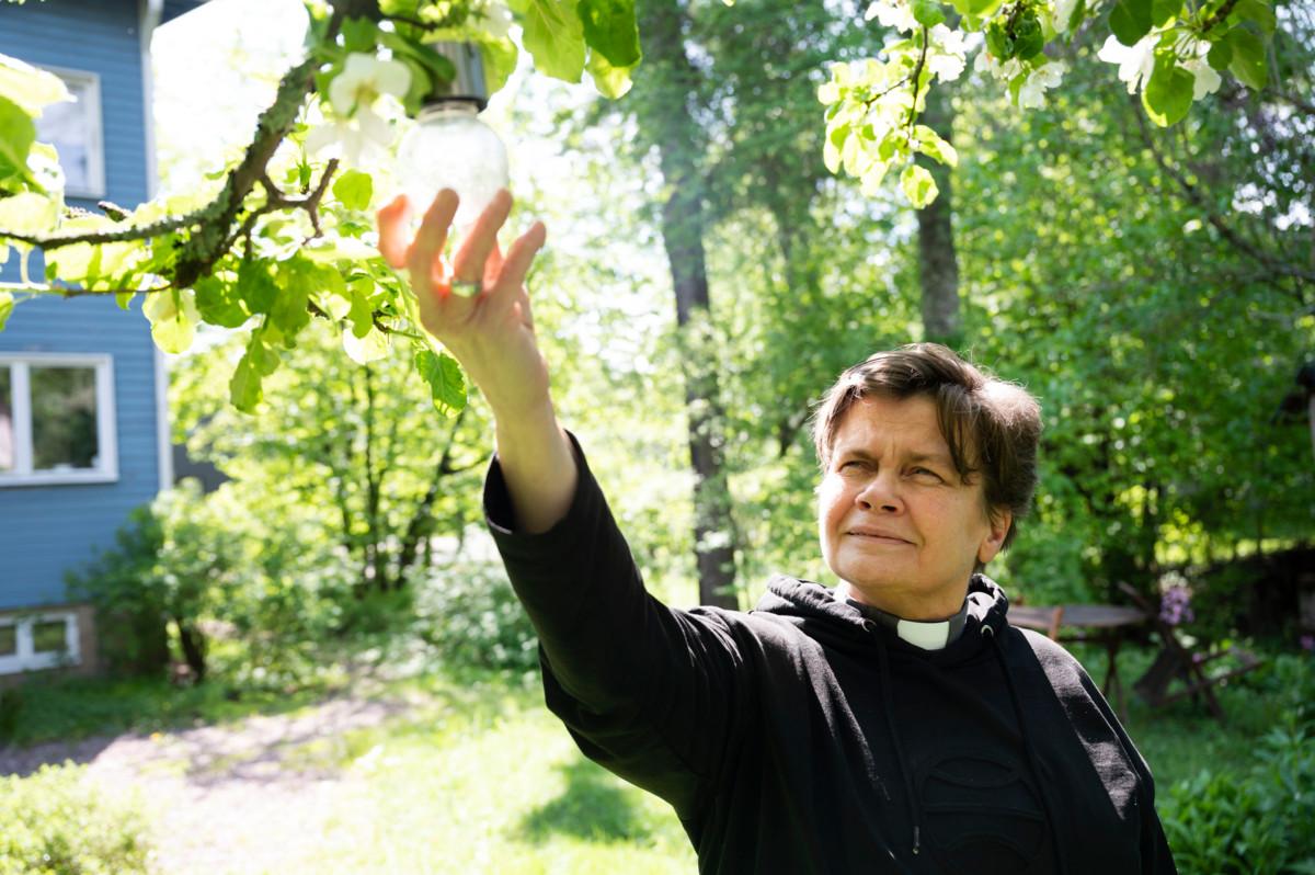 Pappi Elina Seppänen on tänä kesänä pappina yhdellä rippileirillä. Päätyökseen hän toimii uskonnon ja psykologian opettajana. Hänet kuvattiin kotipihallaan puu-Käpylässä.