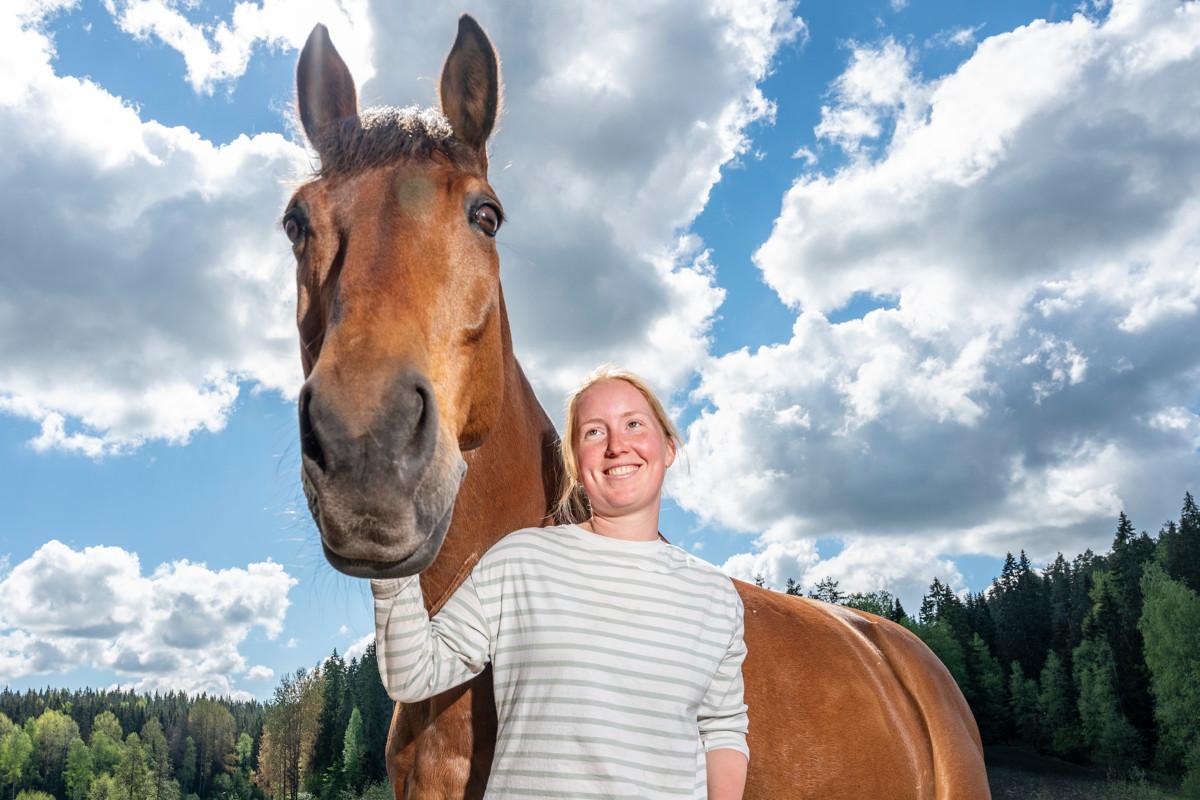 Tilalla asustaa myös kaksi hevosta. Melina Heimschin kanssa poseeraa Bruno.