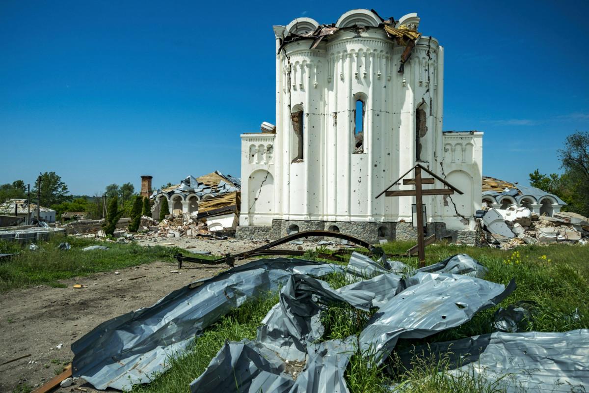 Pyhän Yrjön kirkon rauniot Dolynassa. Venäjän raketit ja kranaatit tuhosivat munkkien käyttämän kirkon. Saman kohtalon on tähän mennessä kokenut 132 muuta uskonnollista rakennusta Ukrainassa. Kuva: Celestino Arce/NurPhoto/Lehtikuva