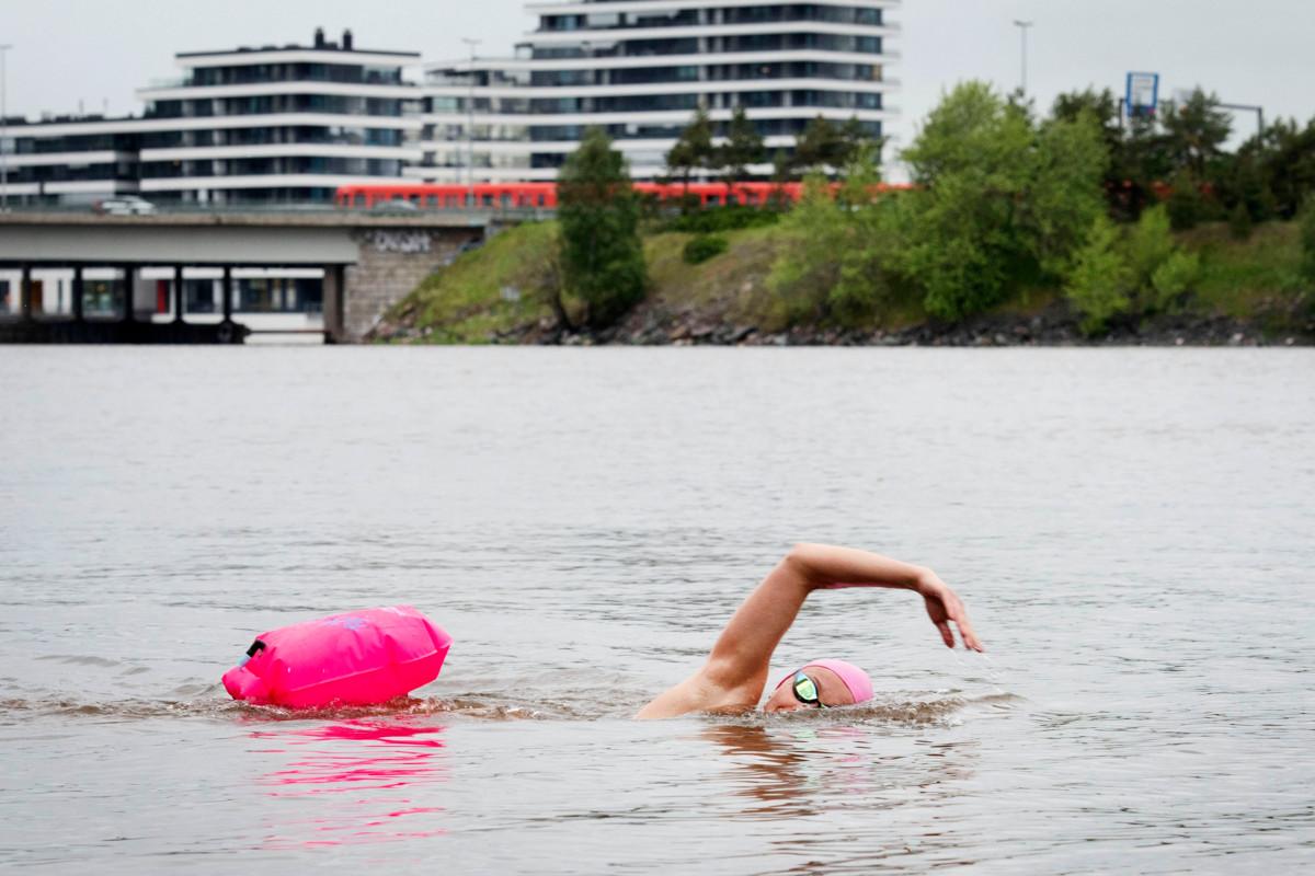 Ira Uusoksa aikoo uida kesällä 48 kilometriä Lohjalla. Myös urbaani uintiympäristö viehättää.