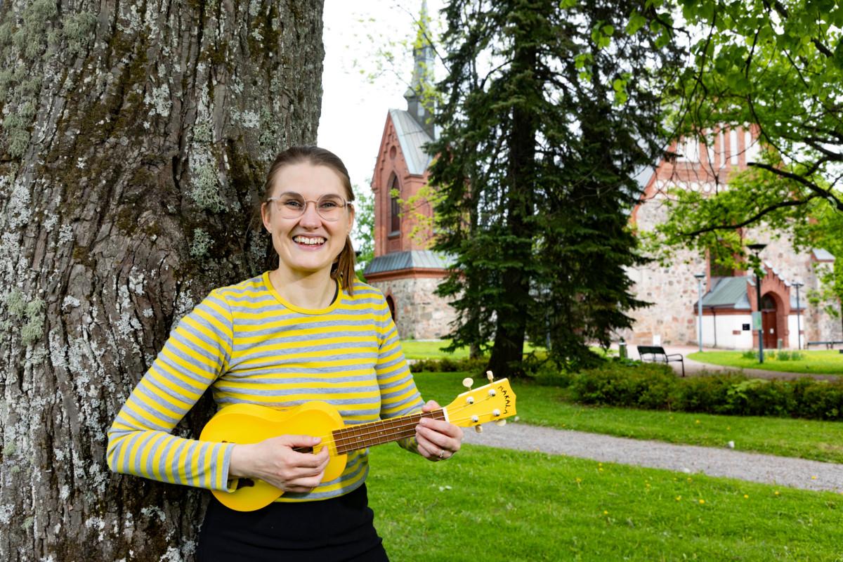 Sini Nikku ohjaa puistomuskaria juhannusaattona Pyhän Laurin kirkkopuistossa.  Hän piti vastaavanlaisia suosittuja muskareita viime kesänä Vaaralan urheilukentällä.