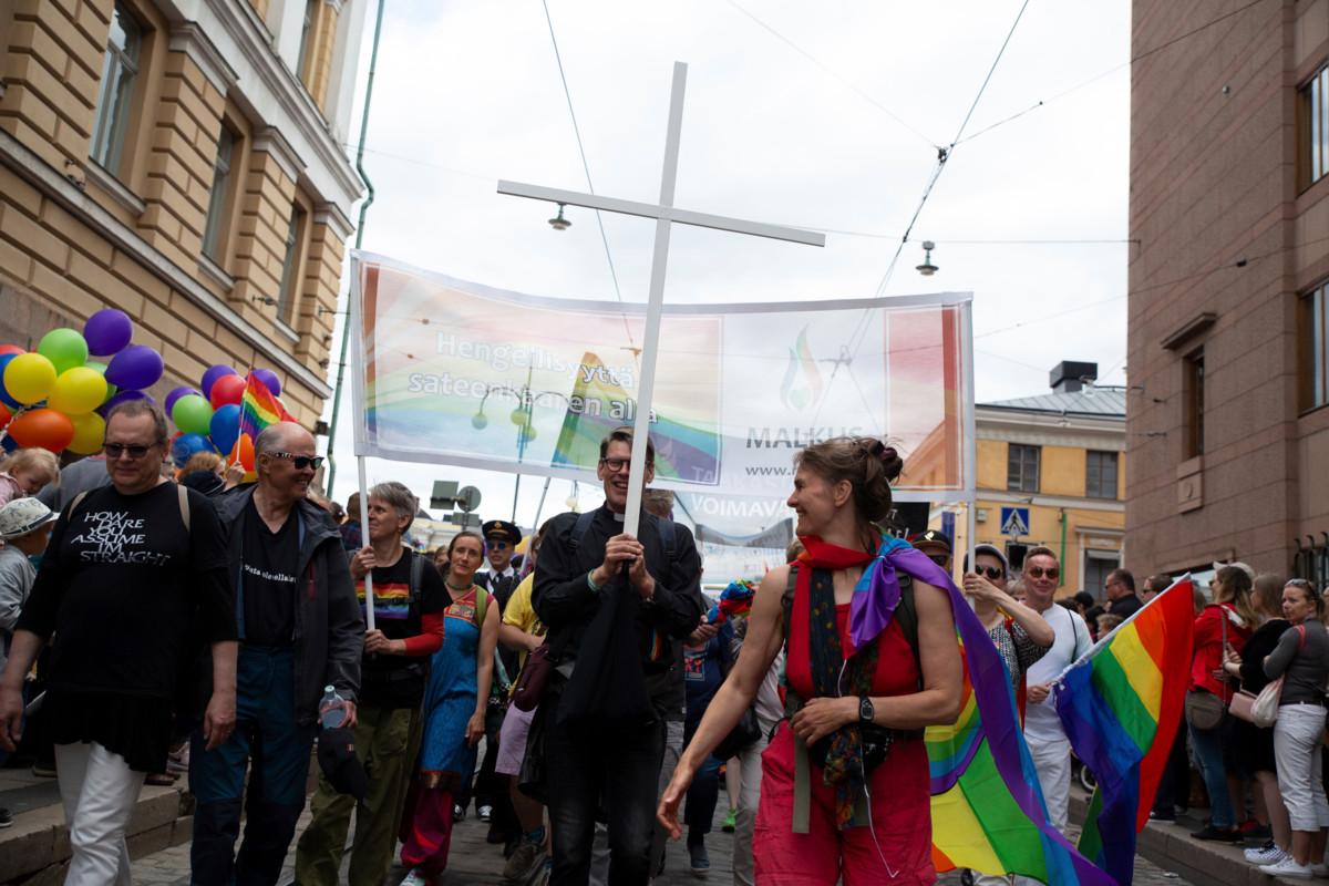 Vuoden 2019 Pride-kulkueessa näytti tältä. Tänä vuonna pääkaupunkiseudun seurakunnat ovat tapahtuman virallinen yhteistyökumppani ja osallistuvat kulkueeseen.