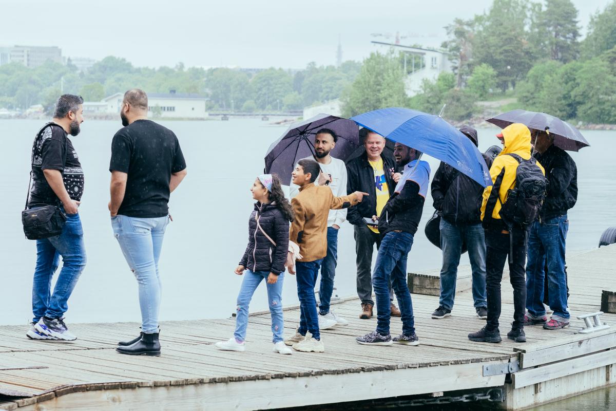 Arabikristittyjä odottamassa Mustasaaren lauttaa. Seurakuntayhteisö on heille tärkeä.