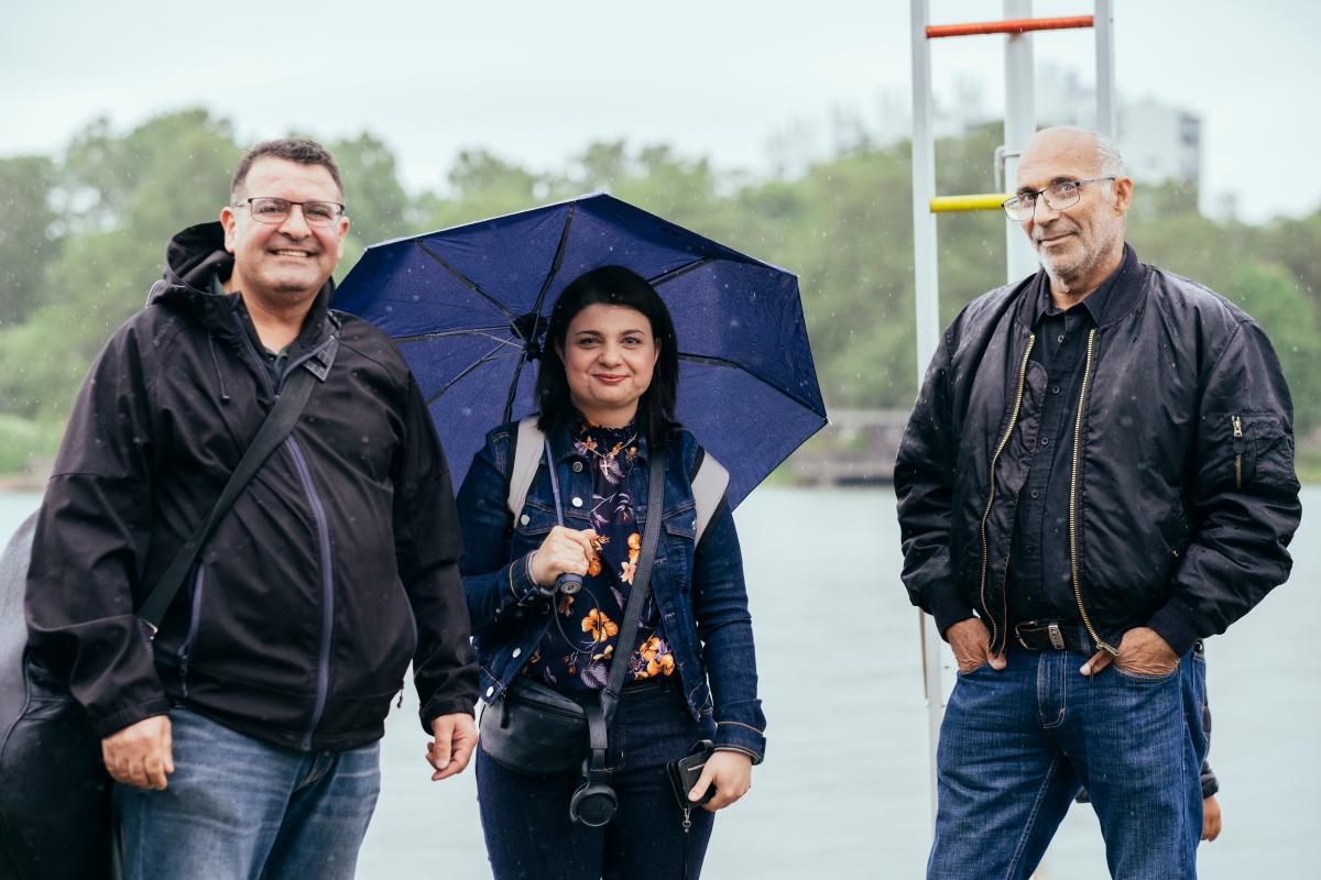 Pieni sade ei menoa haittaa. Pappi Ramez Ansara, Daniela Ihsan ja Michael Fakeh ovat osa noin 450 hengen arabiankielisistä seurakuntayhteisöä.