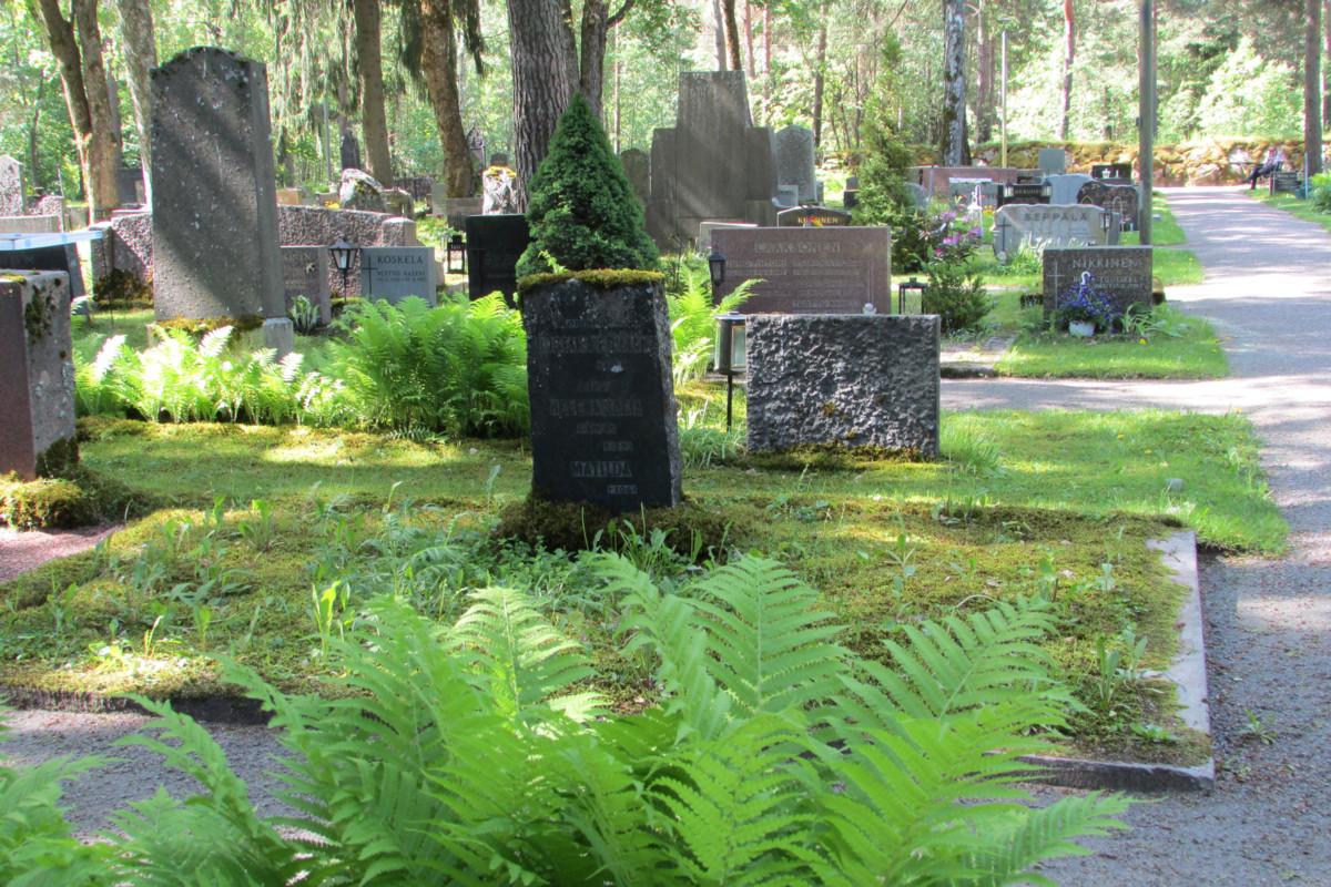 Suutari Frimanin ja perheen hautapaikalla on Ruskeasannan hautausmaan vanhin säilynyt muistomerkki vuodelta 1889. Kuva: Heli Haavisto / Vantaan seurakunnat