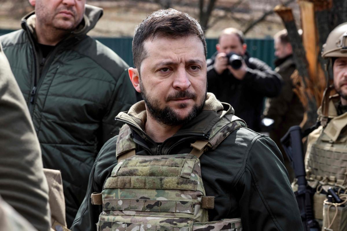 Ukrainan presidentti Volodymyr Zelenskyin kasvot näyttivät Butšassa kaiken sen, mitä hän venäläisten tekemien joukkomurhien, raiskausten. kidutusten ja tuhon vuoksi tunsi. “Nämä ovat sotarikoksia, ja maailma tulee tunnustamaan tämän kansanmurhaksi”, hän sanoi. Kuva: Ronaldo Schemidt/AFP/Lehtikuva.