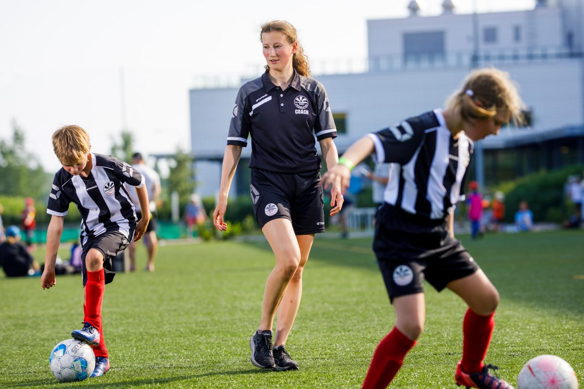 Ponnistuksen 9-vuotiaiden tyttöjen jalkapallojoukkueen valmentaja Sanni Määttänen ihmettelee sitä, miksi futiskulttuurissa näyttää edelleen olevan vallalla ajatus, että jalkapallo on poikien laji. 