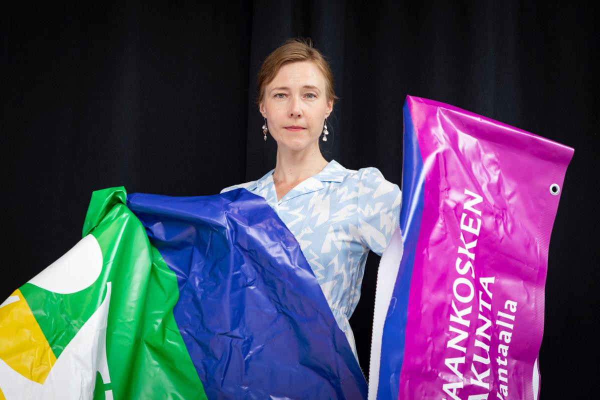 Hankekoordinaattori Iisa Iso-Markku esittelee Vantaankosken seurakunnan revittyä banderollia. Kuva: Esko Jämsä