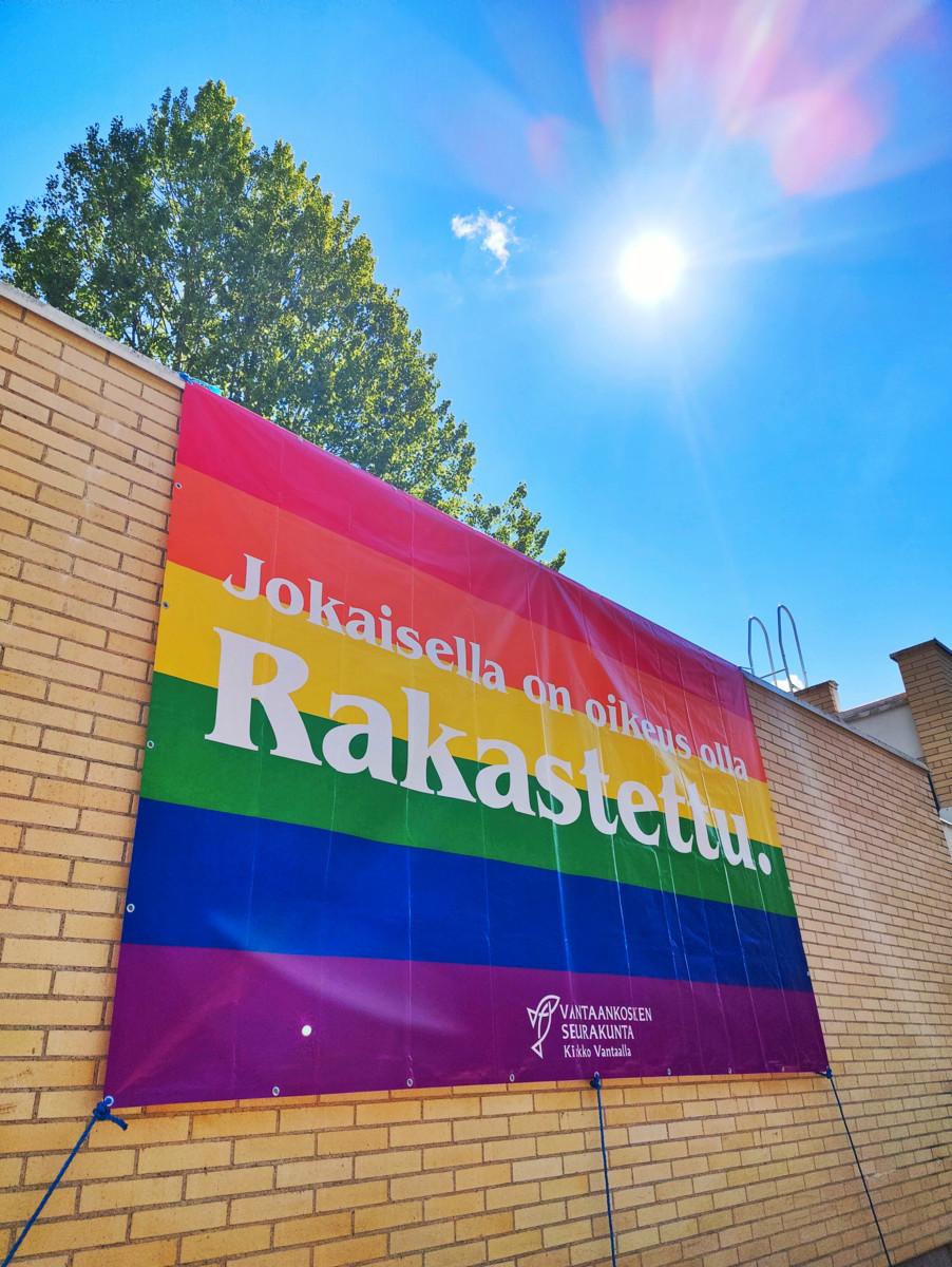 Banderolli oli esillä Myyrmäen kirkon tiilimuurissa. Kuva: Sanna Viherväs/Vantaankosken seurakunta.