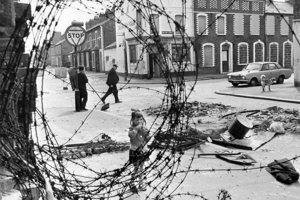 Tyttö ihmettelee kadun poikki kulkevaa piikkilankaa Belfastin katolilaisella alueella vuonna 1974. Kuva: AFP/Lehtikuva.