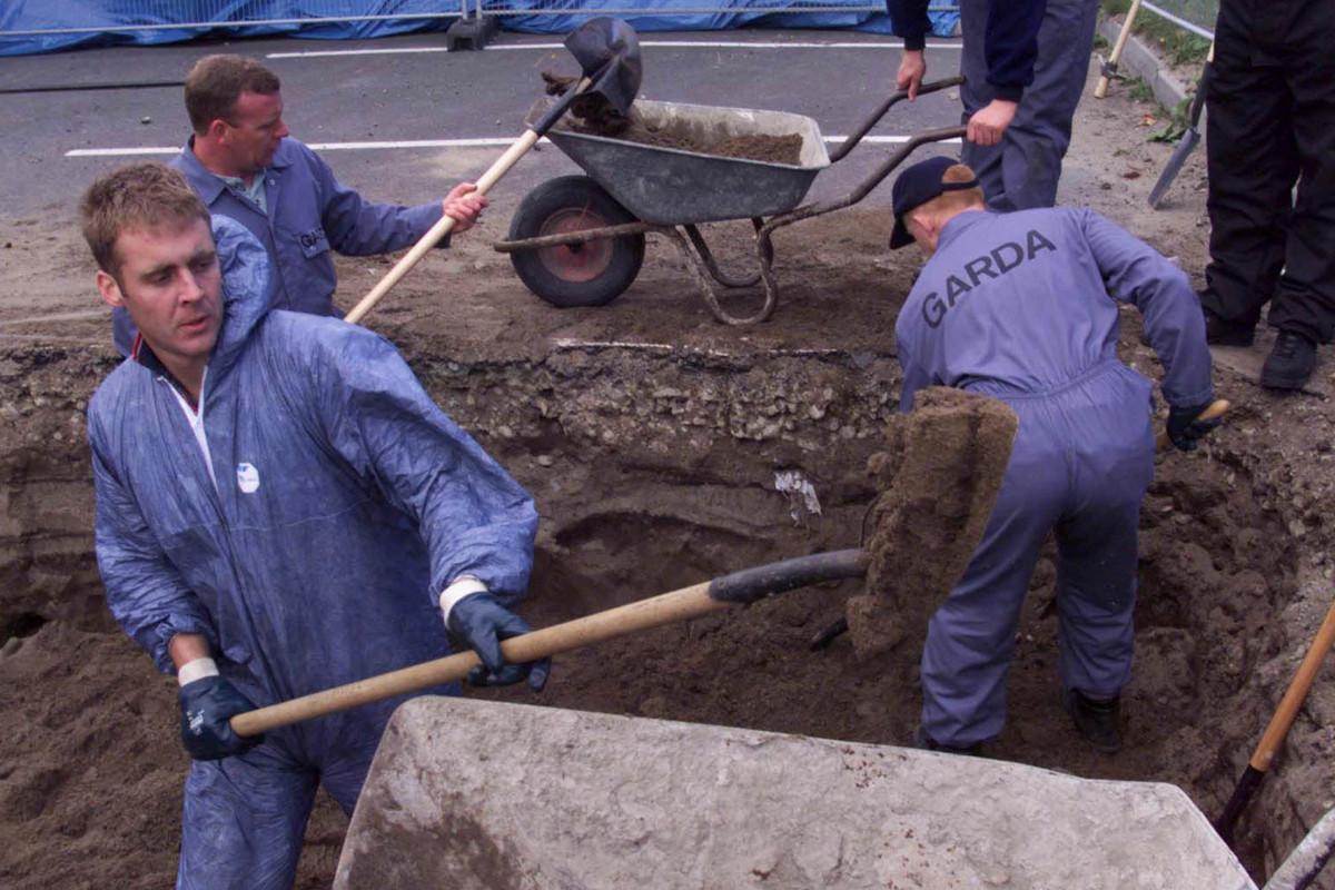 Poliisit etsivät IRA:n surmaaman perheenäidin Jean McConvillen hautaa toukokuussa 1999. Se löytyi myöhemmin toisaalta. Tästä paikasta löydettiin muita hautoja. Kuva: Peter Morrison/AP/ Lehtikuva.