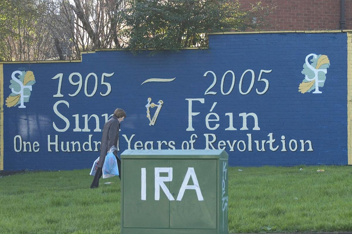 IRA ilmoitti virallisesti lopettavansa aseellisen kampanjansa heinäkuussa 2005. Kuvassa on Sinn Feiniä ja IRA:ta tukeva graffiti Belfastissa samalta ajankohdalta. Kuva: Peter Muhly/ AFP/Lehtikuva