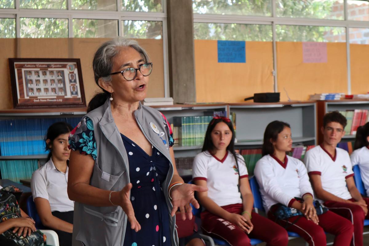 Kolumbialainen María Ruth Sanabria auttaa sisseiksi värvättyjä lapsia ja puhuu kouluissa ihmisoikeuksista. Hän on omistanut yli 40 vuotta elämästään ihmisoikeuksien puolustamiselle. Työ on tuonut hänelle lukuisia tappouhkauksia, ja hänet on yritetty saada hengiltä useaan otteeseen. Kuva: Suomen Lähetysseura