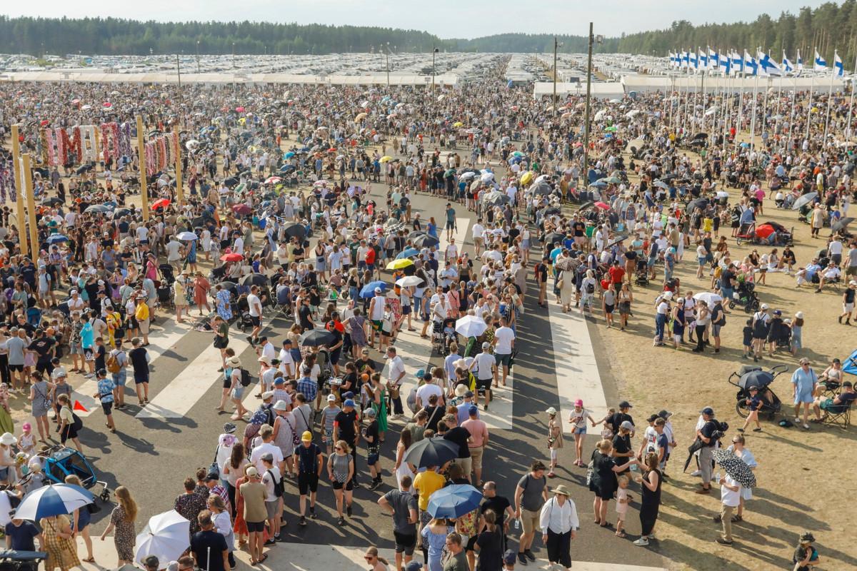 Suiviseuroissa oli yhtä aikaa paikalla 80 000 seuravierasta. Juhlakentällä liehui 19 Suomen lippua muistuttamassa maista, joissa lestadiolaiset tekevät lähetystyötä. Maiden lippuja ei tällä kertaa laitettu, sillä yksi maista on Venäjä, joka käy sotaa Ukrainassa. Kuva: Suviseurojen kuvapalvelu
