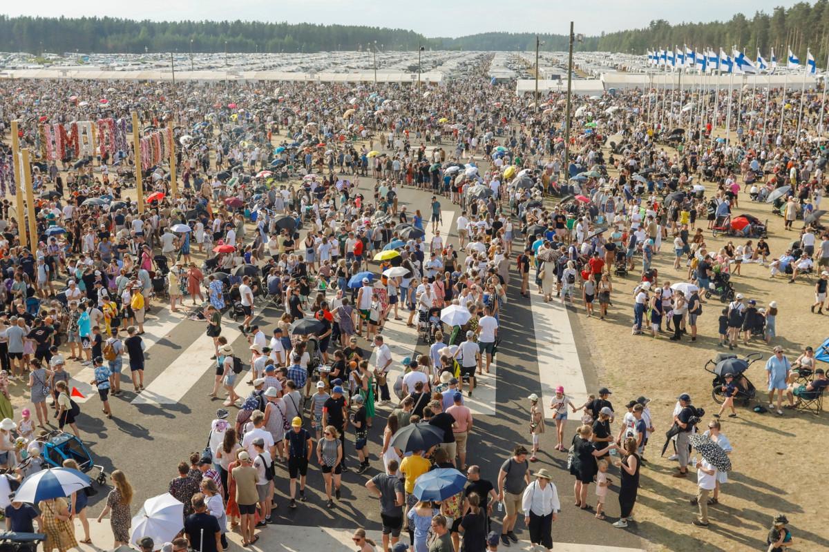 Suiviseuroissa oli yhtä aikaa paikalla 80 000 seuravierasta. Juhlakentällä liehui 19 Suomen lippua muistuttamassa maista, joissa lestadiolaiset tekevät lähetystyötä. Maiden lippuja ei tällä kertaa laitettu, sillä yksi maista on Venäjä, joka käy sotaa Ukrainassa. Kuva: Suviseurojen kuvapalvelu