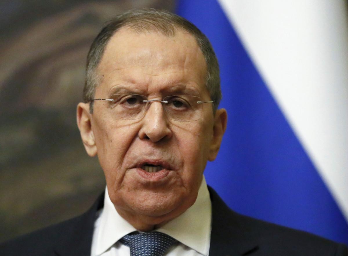 Venäjän ulkoministeri Sergei Lavrov väitti italialaislehden haastattelussa toukokuun alussa, että Adolf Hitlerillä oli juutalaisverta. Hänen mukaansa Ukraina halutaan puhdistaa natseista ja se, että Ukrainan presidentti Volodomyr Zelenskyi on juutalainen, ei todista, etteikö hän olisi natsi. Israelin vaatimuksesta presidentti Vladimir Putin pyysi anteeksi Lavrovin kommentteja. Kuva: Yuri Kochetkov/AP/Lehtikuva.