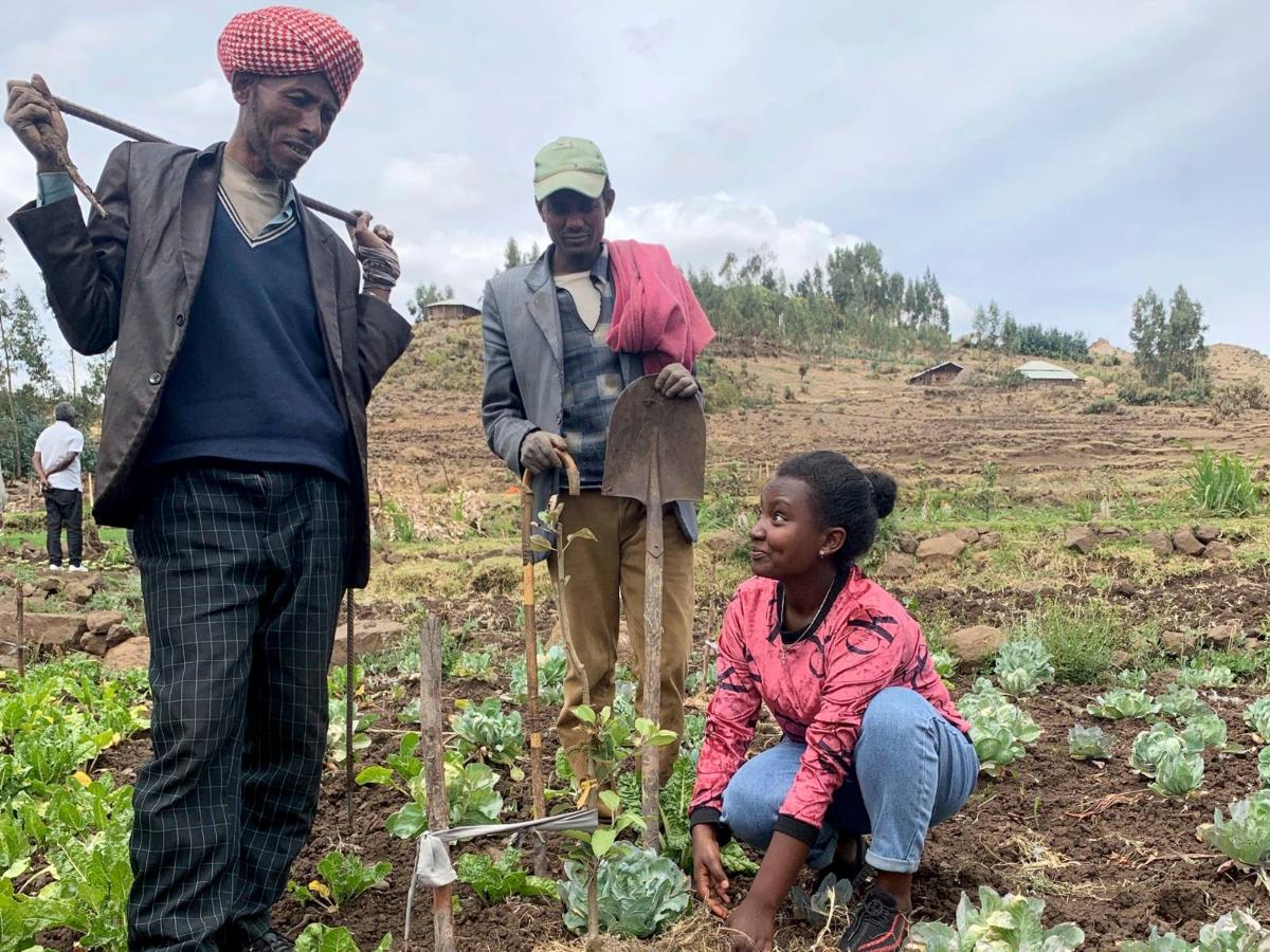 Metsäneuvoja Mirtanoya Ahmed opettaa maanviljelijöitä työskentelemään tehokkaasti ja ilmastoystävällisesti. Hän on töissä Lähetysseuran tukemassa ilmastohankkeessa Pohjois-Etiopian Legehidassa.  