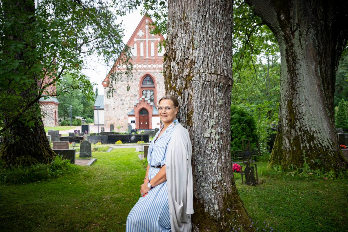 Pyhän Laurin kirkon opas Paula Rajala on harrastanut historiaa nuoresta lähtien kirjallisuuden, elokuvien ja matkustamisen kautta.