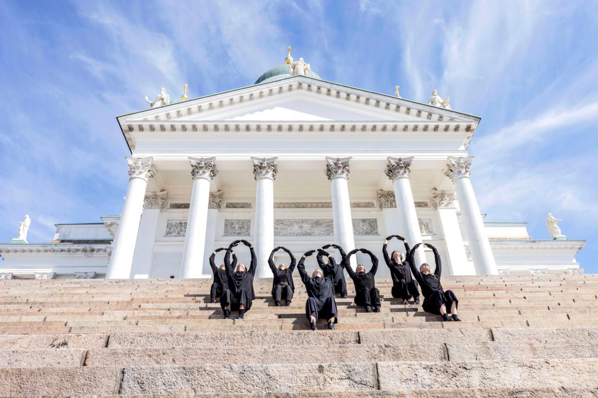 Teoksen tanssivat Taru Aho, Waltteri Haapaniemi, Henna Männikkö, Minttu Pietilä, Pinja Poropudas, Heidi Tiainen, Robyn Vuorela ja Ville Välikoski. Koko ryhmä on osallistunut liikemateriaalin luomiseen.