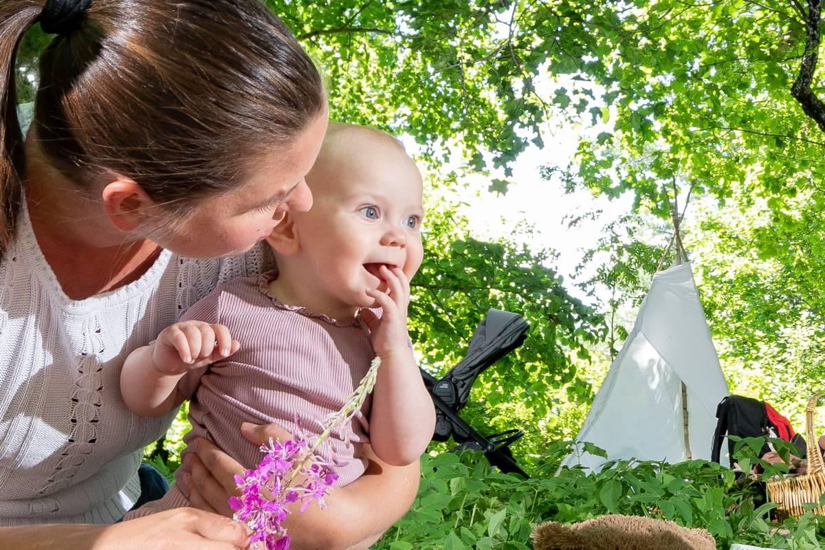 Vauvojen luontokylpy on vauvan oma retki lähiluontoon. Elle Saari tutkii horsmaa äitinsä Nina Virkkalan sylissä Piennarpihan asukaspuistossa Kirkkonummella. 