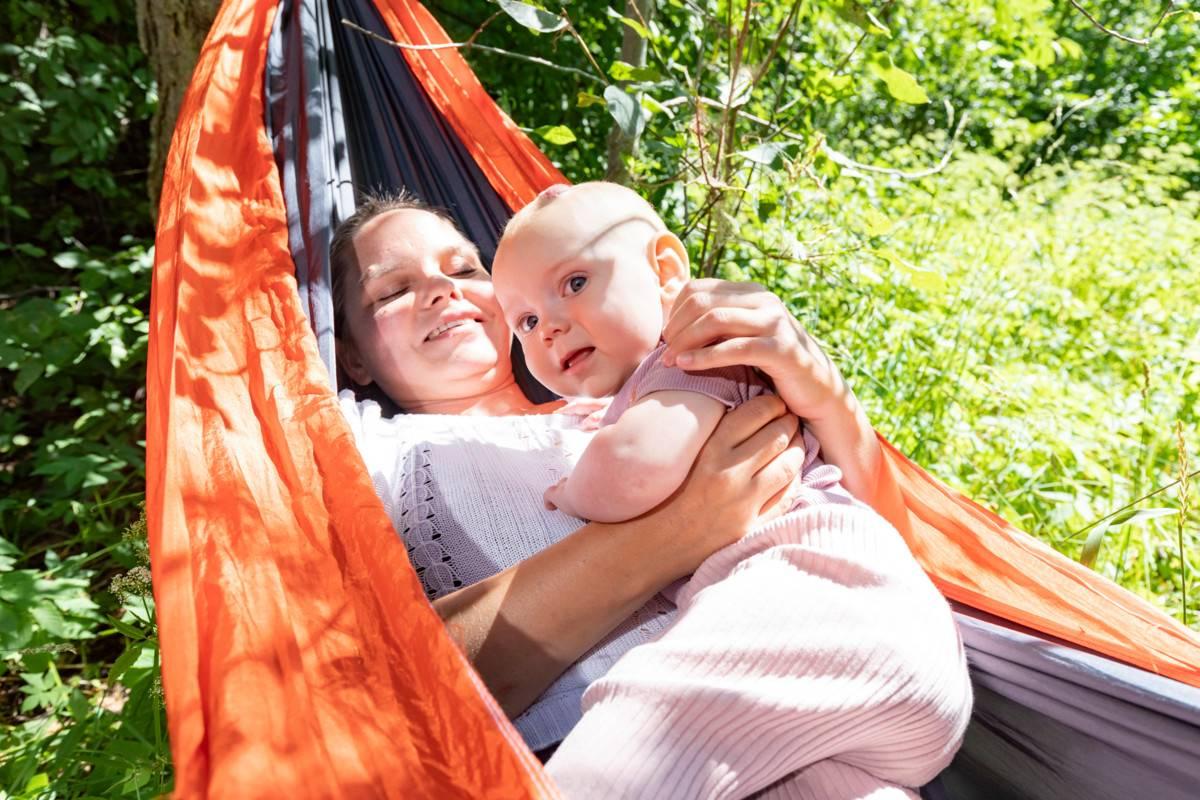Vaikka luontokylpyjen keskiössä on vauva, myös vanhemmat pääsevät osallisiksi luontokokemuksen hyvistä vaikutuksista. Kuvassa Elle Saari ja äiti Nina Virkkala. 