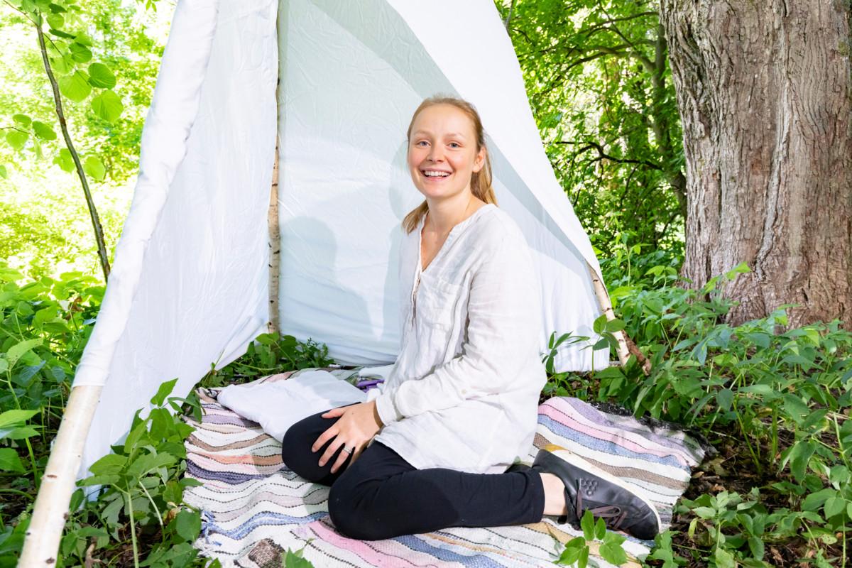 Luonto- ja ympäristöneuvoja Raakel Silvennoisen luontosuhde muuttui, kun hän tuli äidiksi.